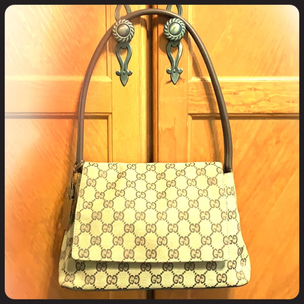 Gucci logo shoulder bag in tan/brown.